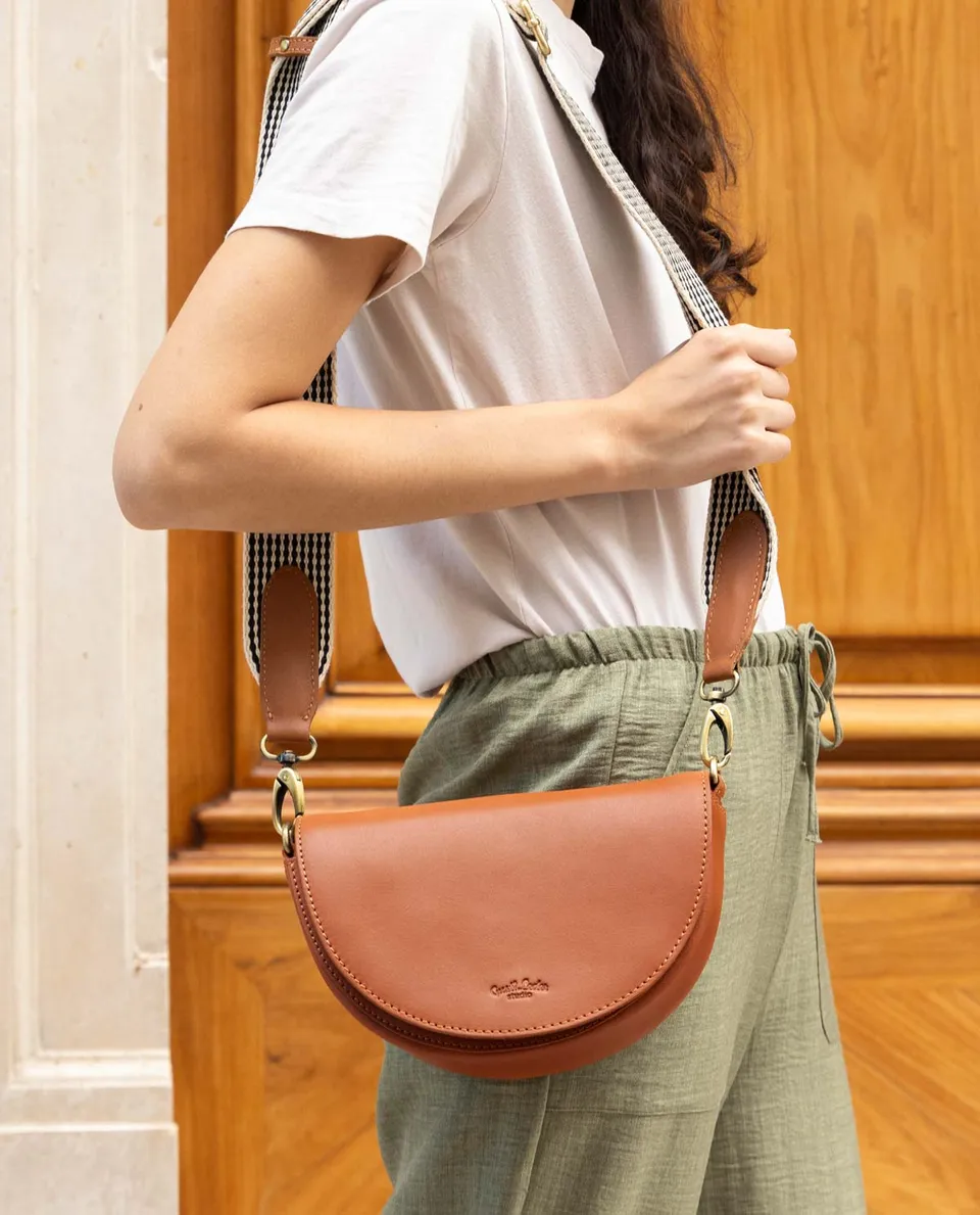 gusti-leder-leni-schultertasche-aus-leder-braun image 1