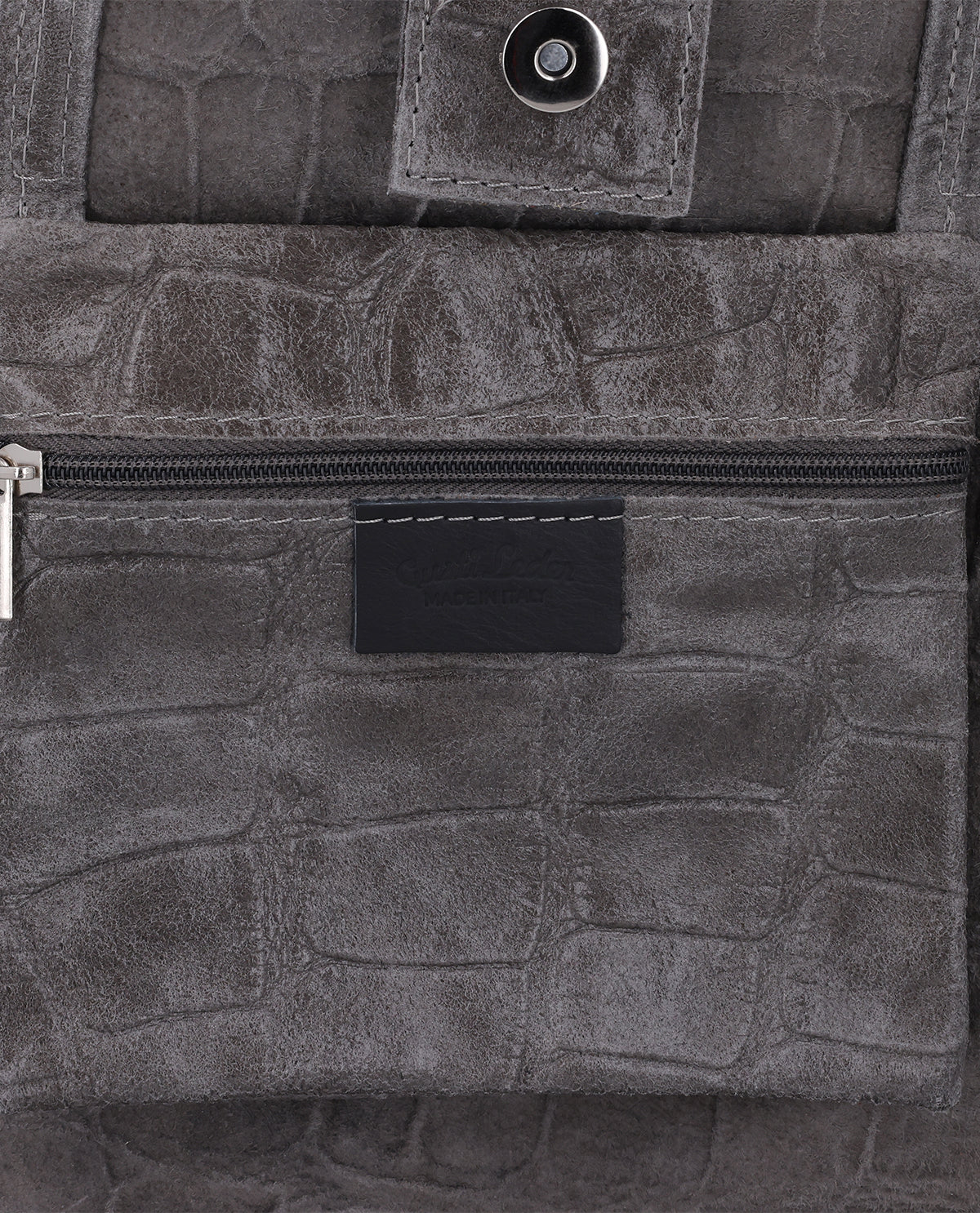 gusti-leder-vilma-lederhandtasche-damen-grau-kroko-optik image 6
