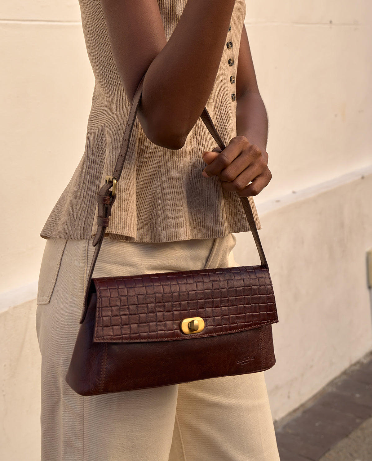 gusti-leder-sari-kleine-lederhandtasche-damen-dunkelbraun-mit-drehverschluss image 6