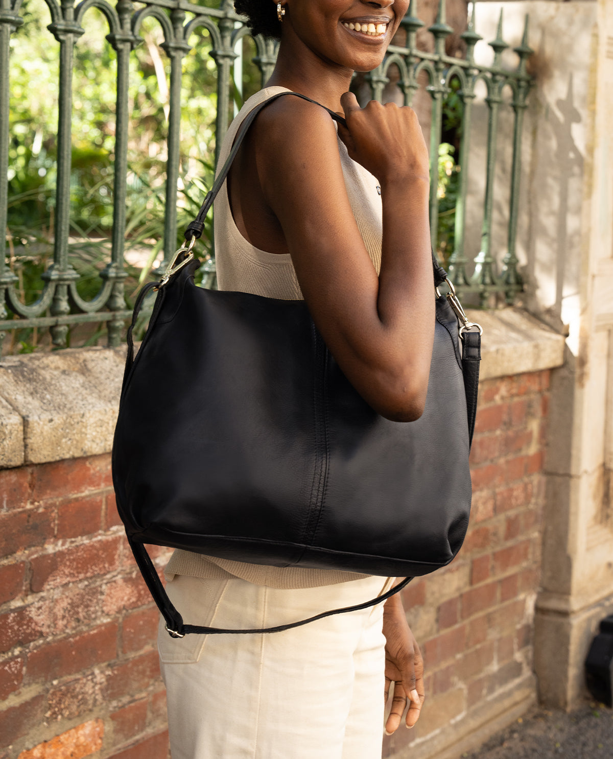 gusti-leder-hannah-ledertasche-mit-laptopfach-und-rei-verschluss image 8