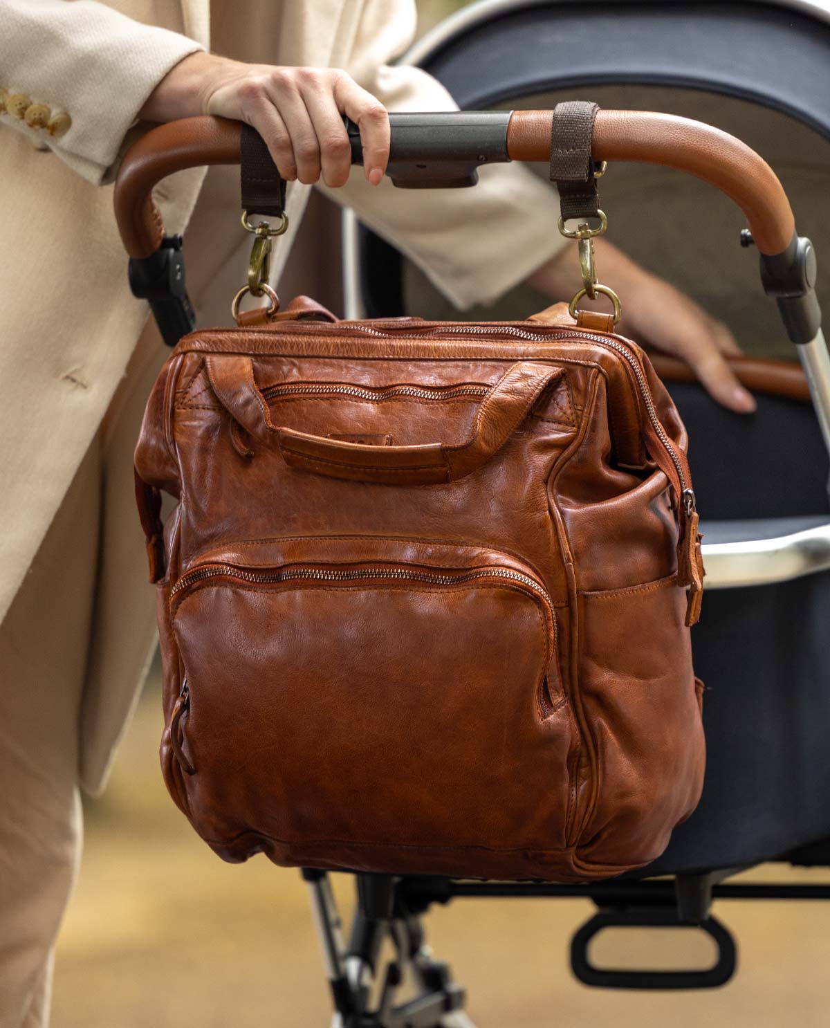 gusti-leder-carina-wickelrucksack-aus-braunem-leder image 1