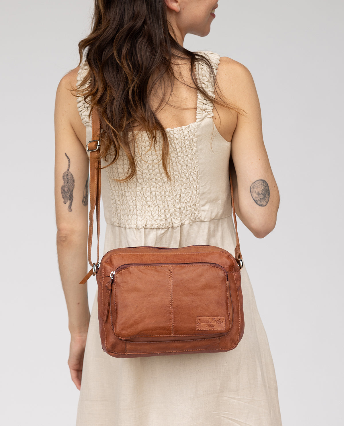 gusti-leder-amani-kleine-lederhandtasche-damen-kompakt image 8