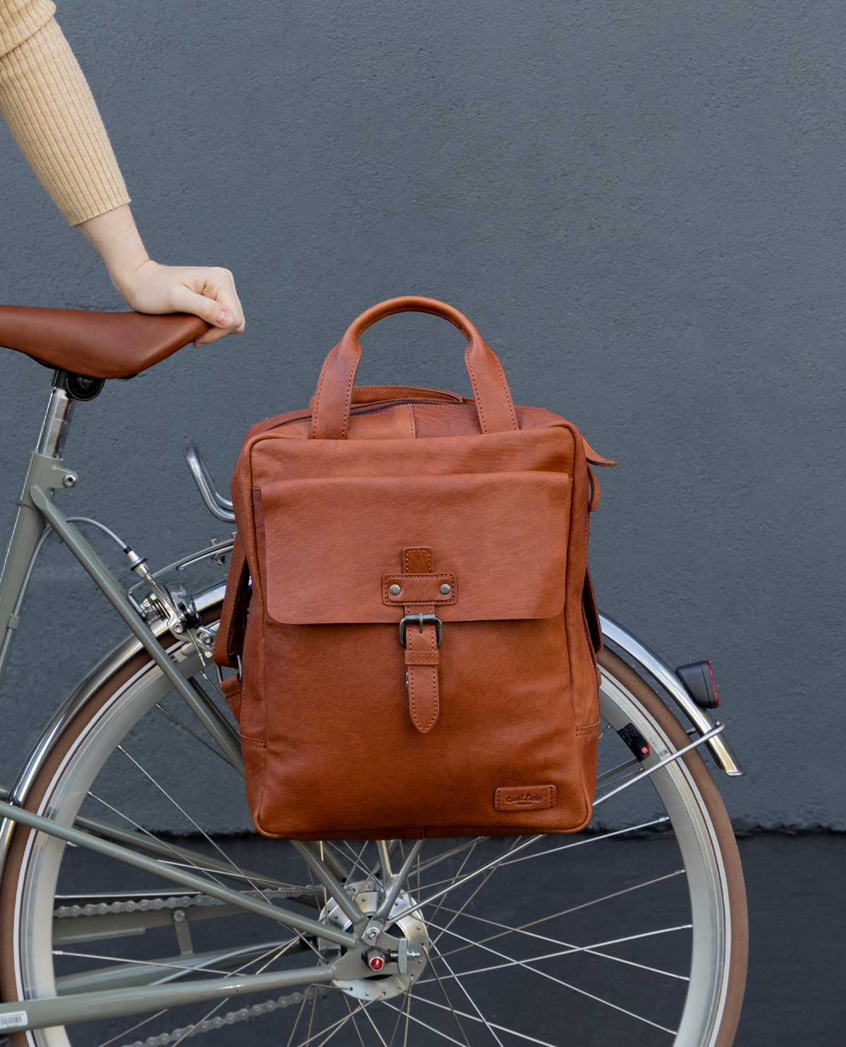 gusti-leder-marlin-fahrradtasche-2-in-1-rucksack-gep-cktr-gertasche-braun-leder image 1