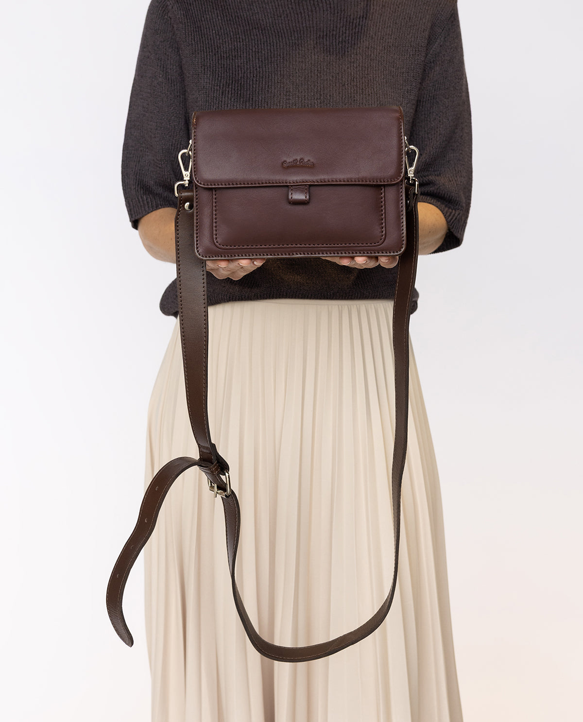 gusti-leder-bibi-umh-ngetasche-damen-dunkelbraun-mit-airtag-fach image 6