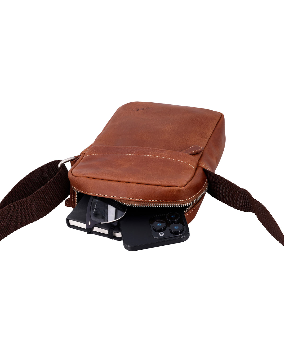 gusti-leder-karl-umh-ngetasche-crossbody-braun-mit-schl-sselanh-nger image 3
