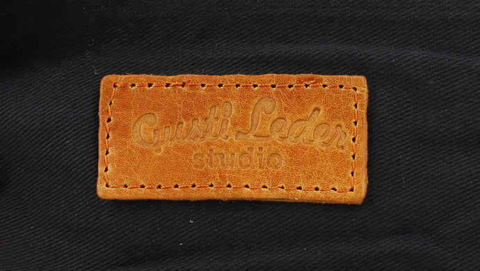 gusti-leder-karisma-handtasche-briefform-echtleder-kleine-braune-umschlagtasche image 7
