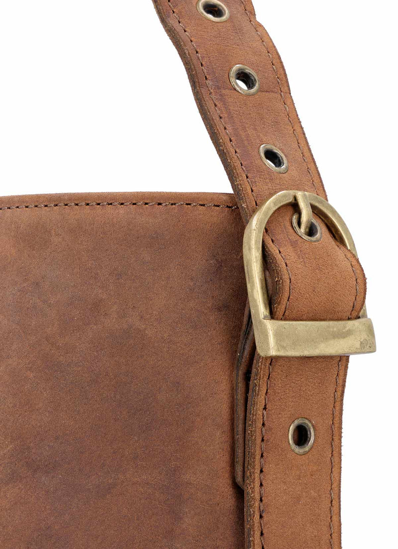 gusti-leder-moje-handtasche-damen-braun-mit-airtag-fach image 5