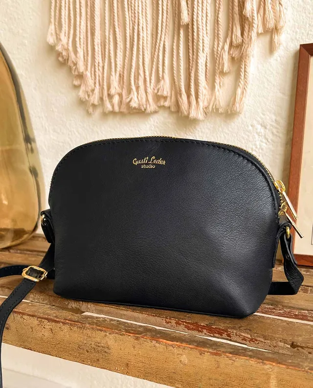 gusti-leder-tilda-handtasche-halbmond-aus-ziegenleder-schwarz image 1