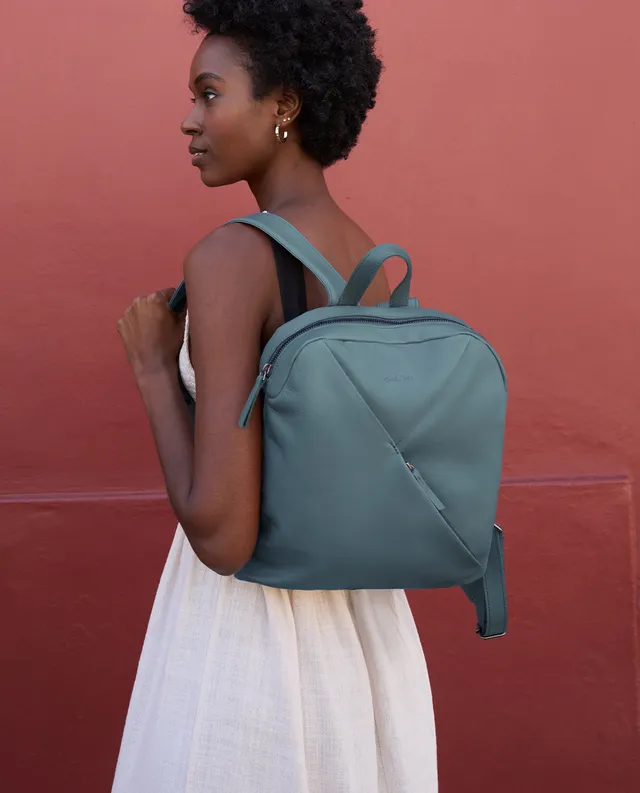 gusti-leder-sanna-rucksack-aus-leder-blau-mit-airtag-fach image 1