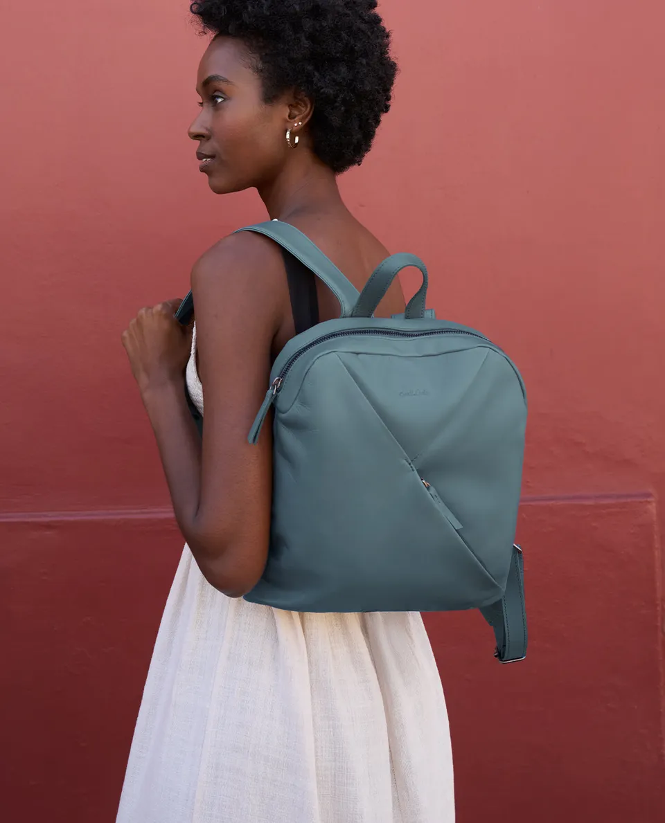 gusti-leder-sanna-rucksack-aus-leder-blau-mit-airtag-fach image 1