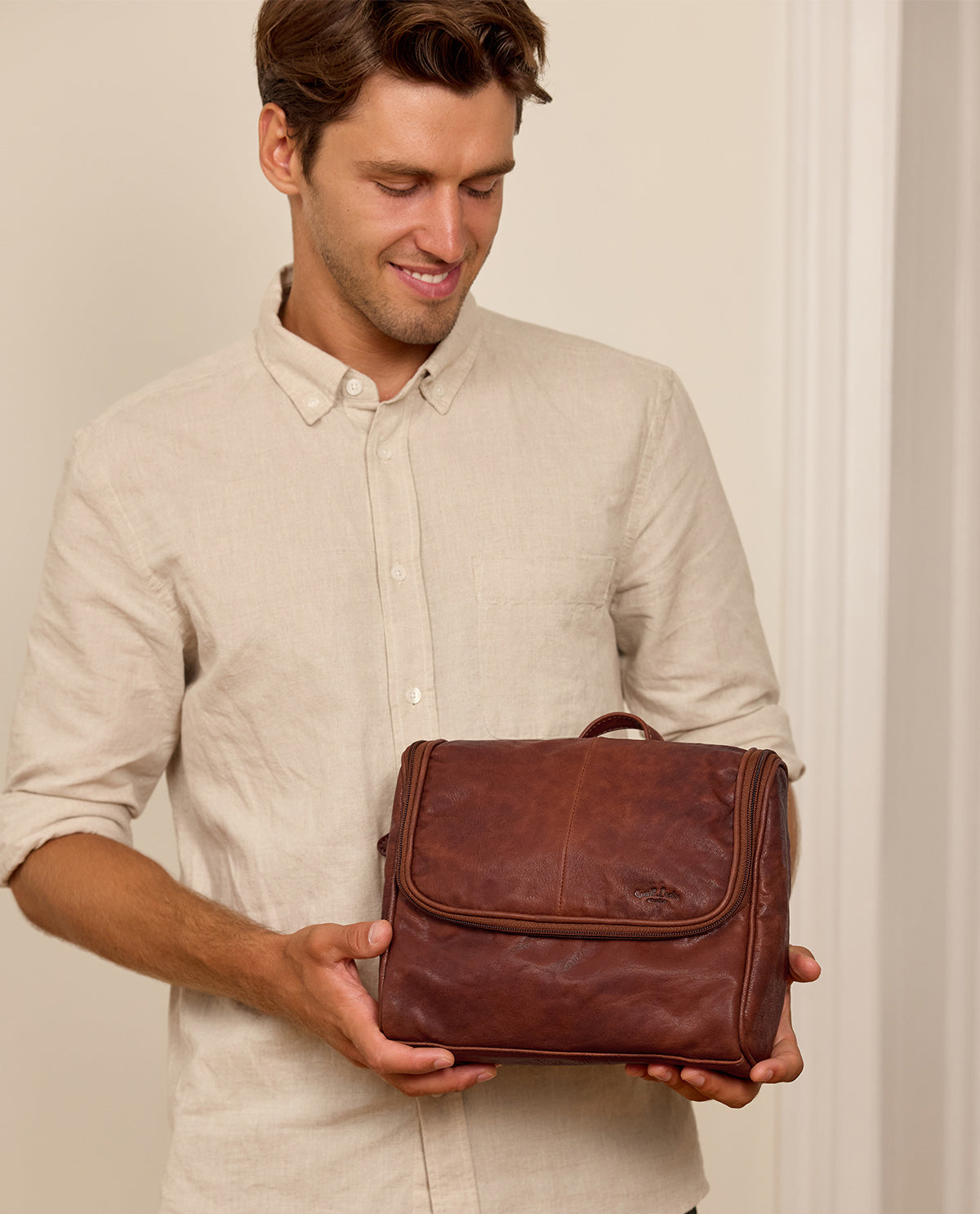 gusti-leder-aidan-waschtasche-aus-leder-braun-kulturbeutel image 1