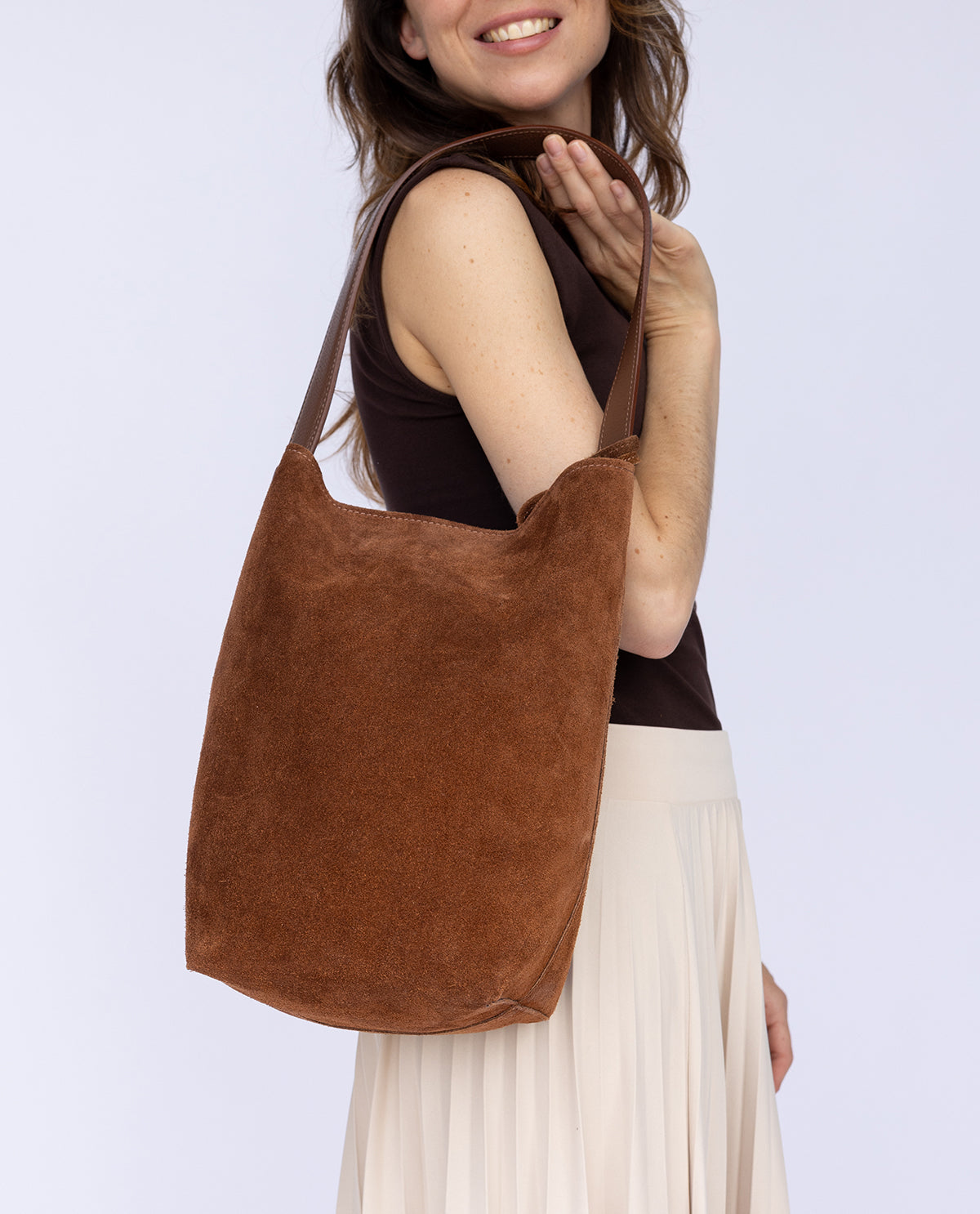 gusti-leder-lis-shopper-braun-aus-veloursleder-mit-seitentasche image 1