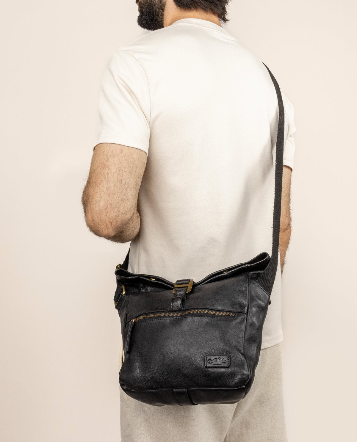 gusti-leder-umh-ngetasche-doppelverschluss-vintage-schwarz-leder-outlet image 4