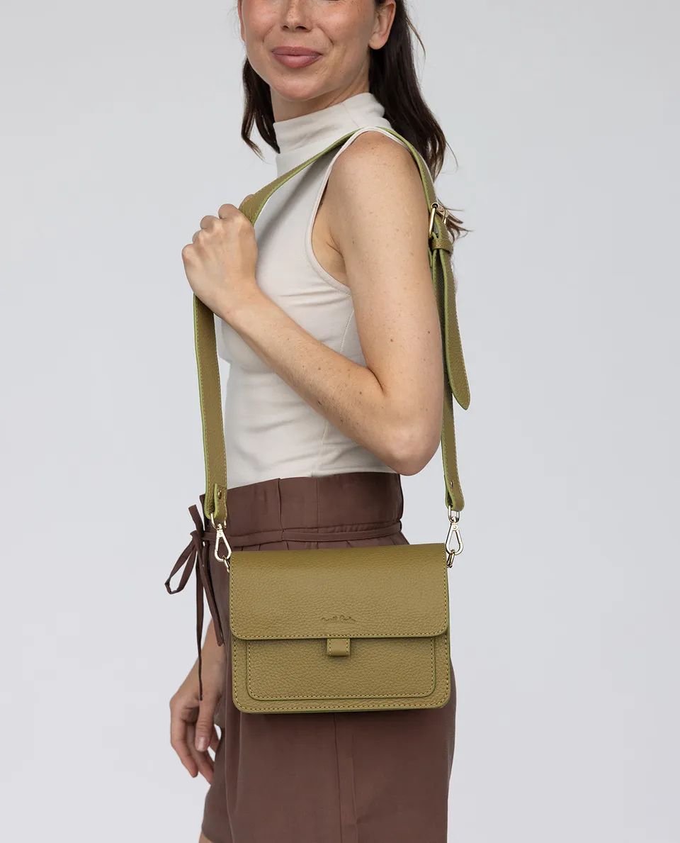 gusti-leder-trude-schultertasche-damen-leder-mit-magnetklappe image 1