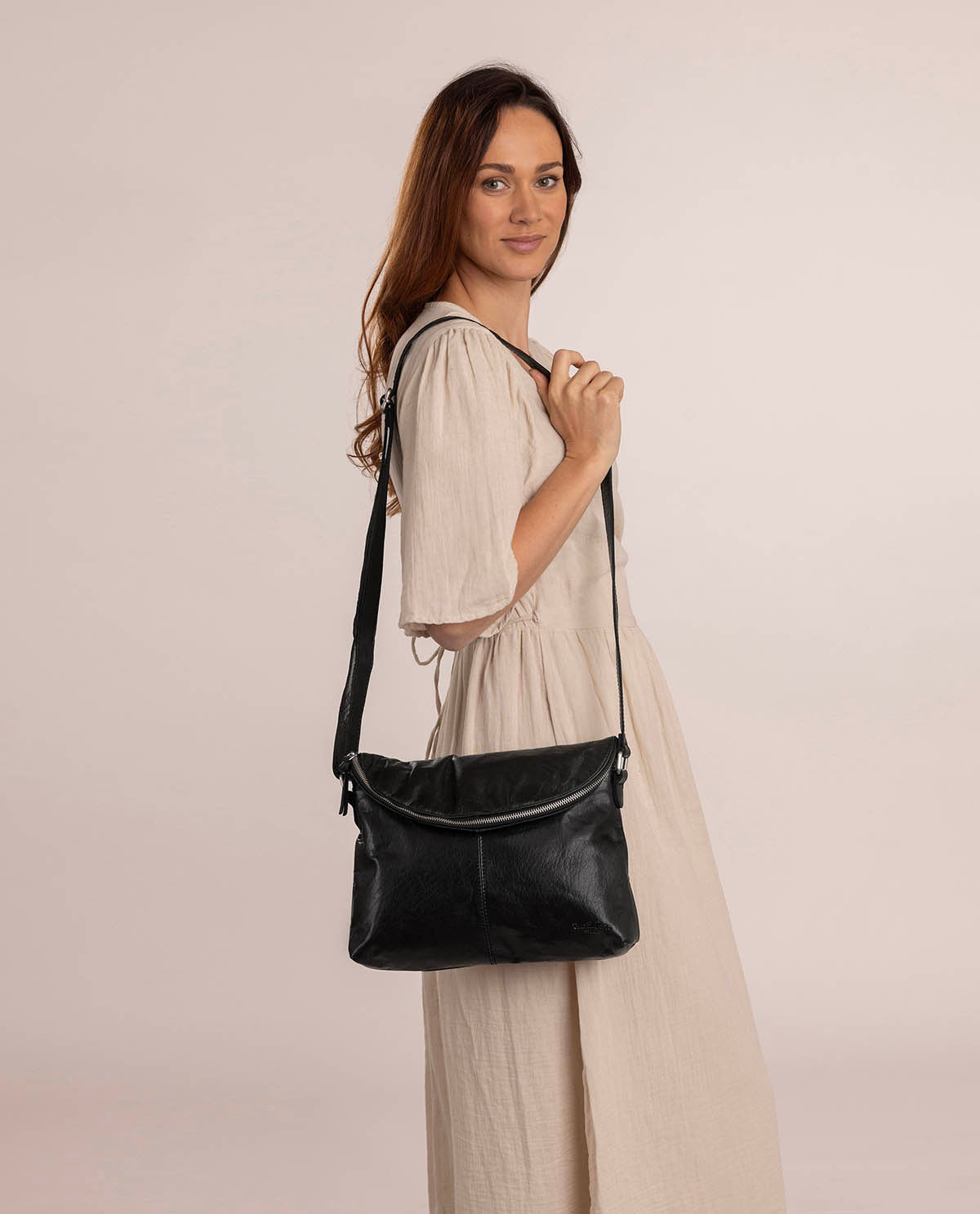 gusti-leder-gardenia-crossbody-bag-aus-schwarzem-b-ffelleder image 1
