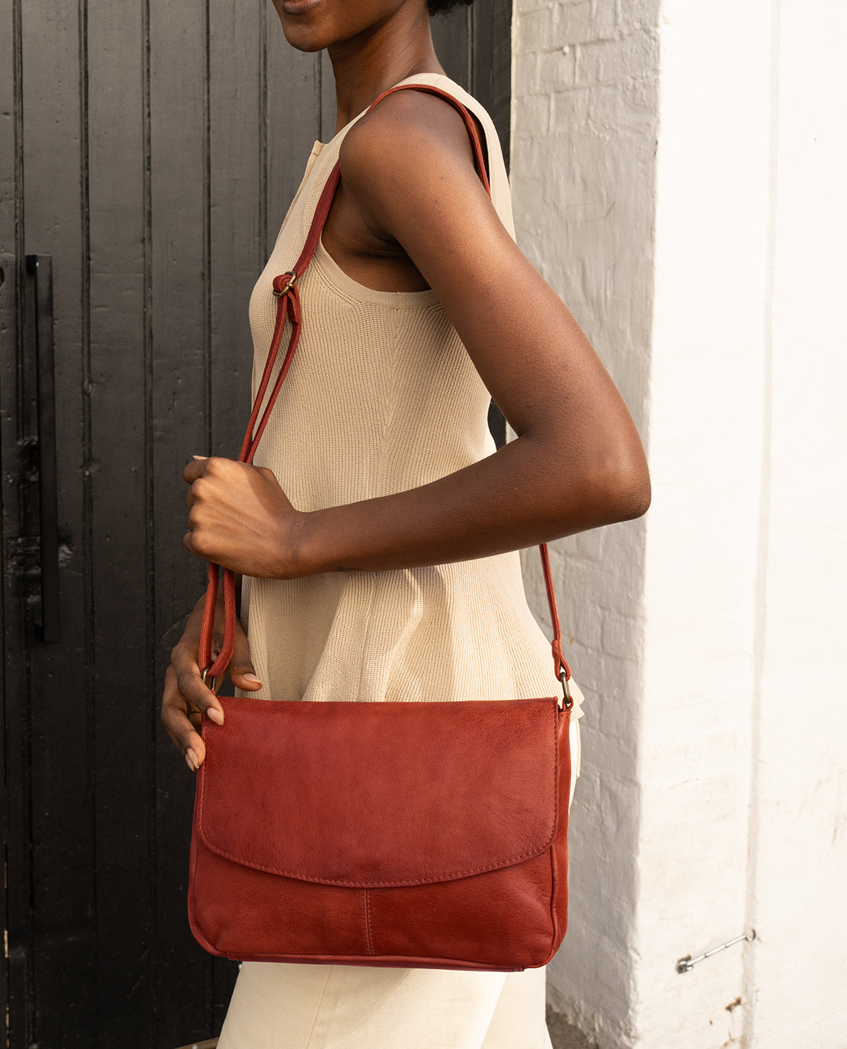 gusti-leder-maisie-schultertasche-handtasche-aus-rindsleder image 1