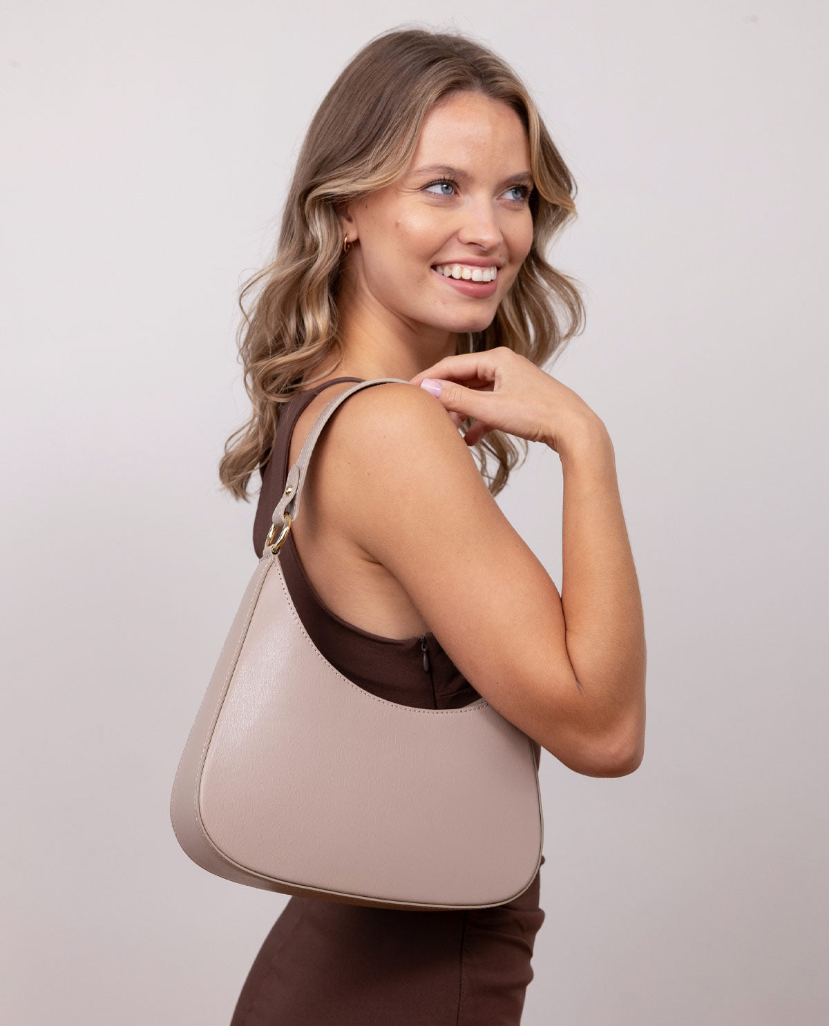 gusti-leder-begonia-handtasche-leder-asymmetrisch-2-riemen image 1