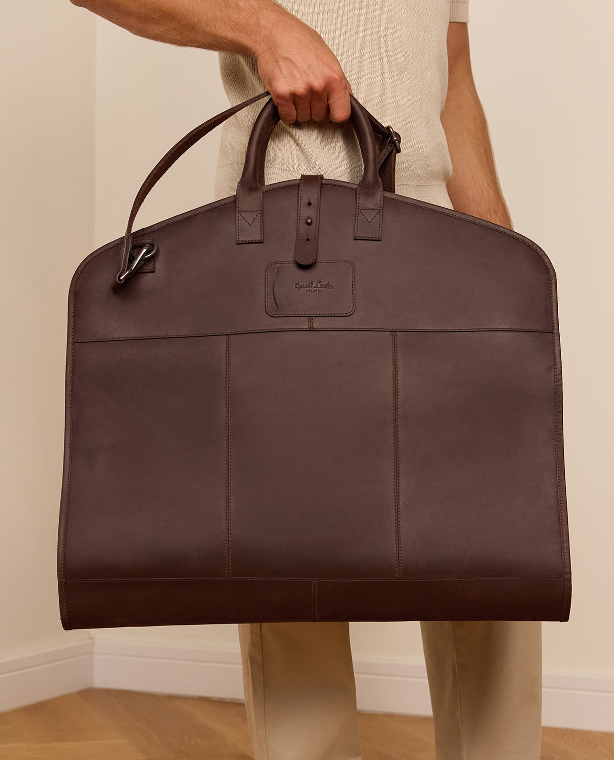 gusti-leder-sloan-anzugtasche-kleidersack-aus-leder-im-vintage-stil image 3